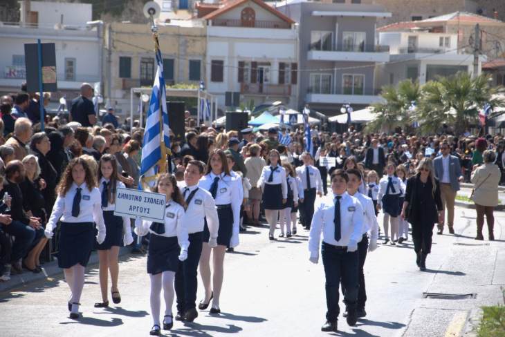 Φωτογραφίες από την παρέλαση και την κατάθεση στεφάνων για την 25η Μαρτίου