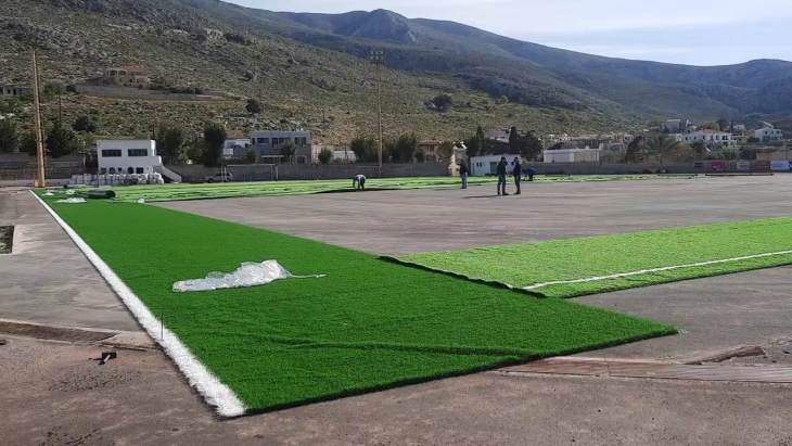 Σε εξέλιξη οι εργασίες για την αποκατάσταση του πλαστικού χλοοτάπητα στο δημοτικό στάδιο